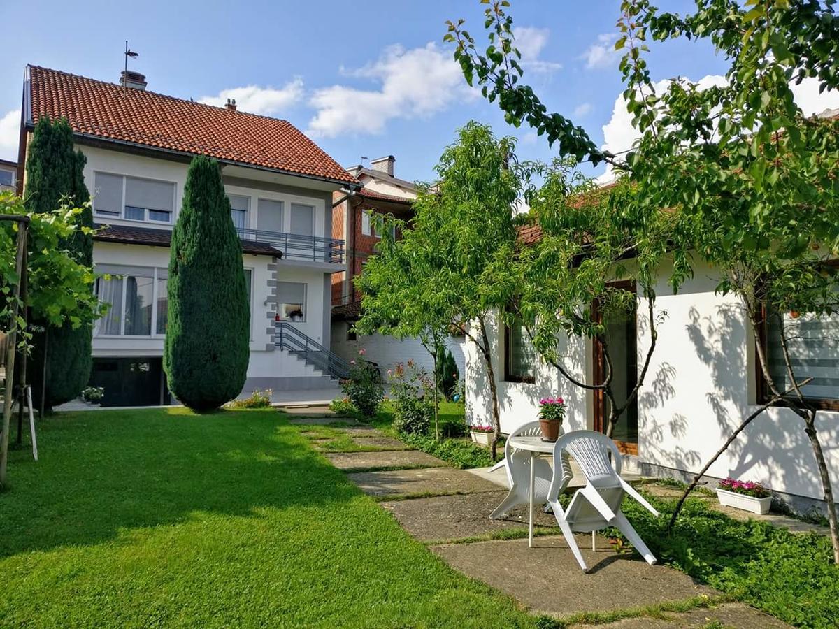 Garden Guesthouse Gjakova Exterior foto